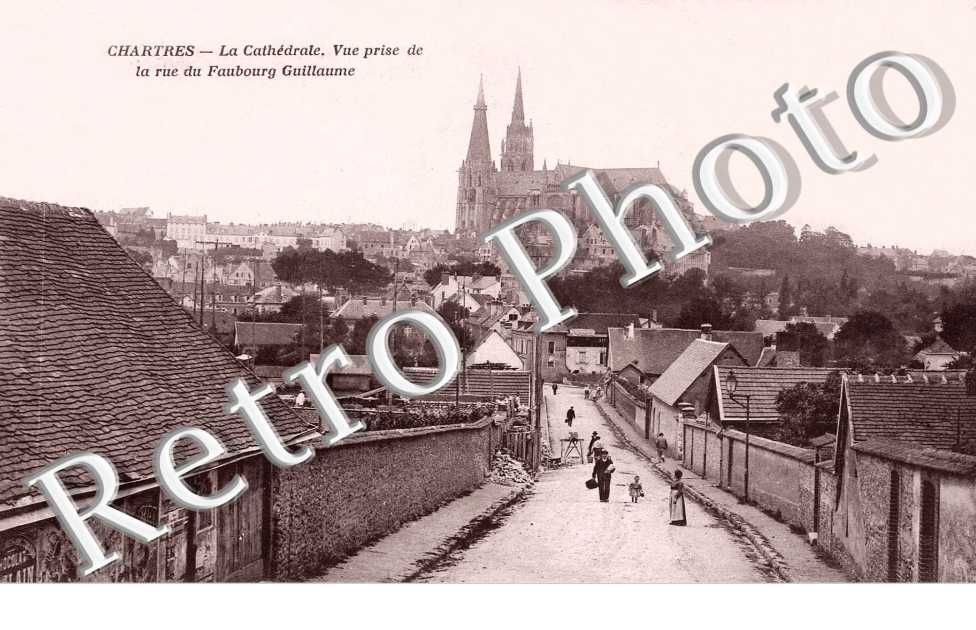LA CATHEDRALE vue prise de la rue du Faubourg Guillaume