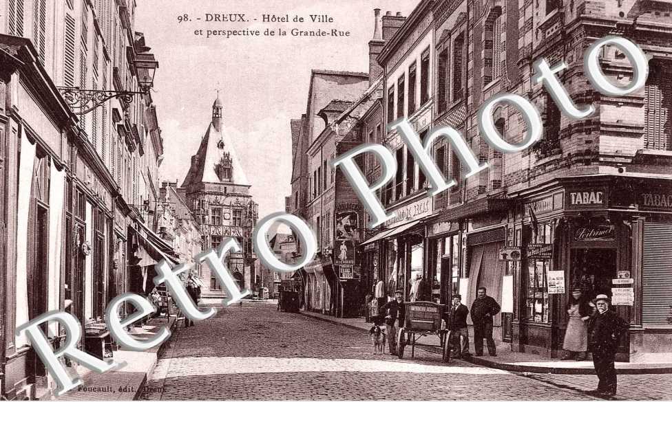 Hotel de ville et perspective de la Grande-rue