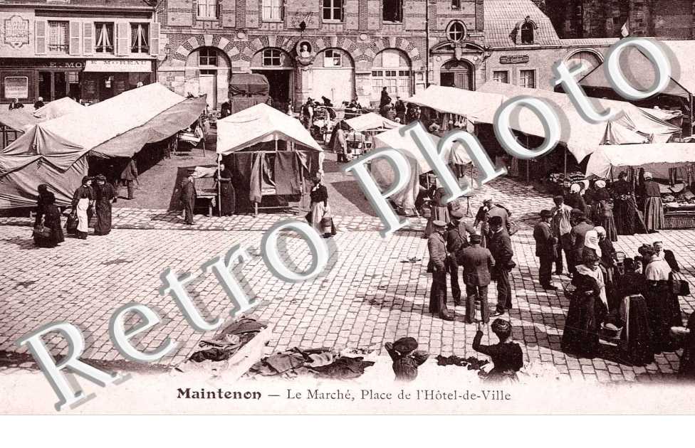 le marche, place de l'hotel de ville