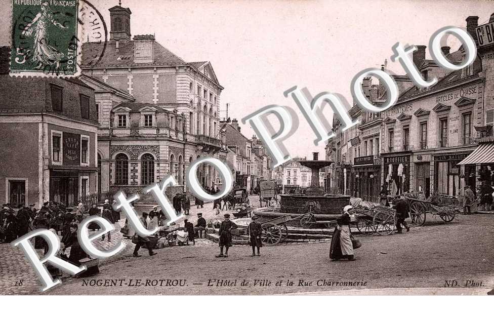 l'hotel de ville et la rue Charronnerie