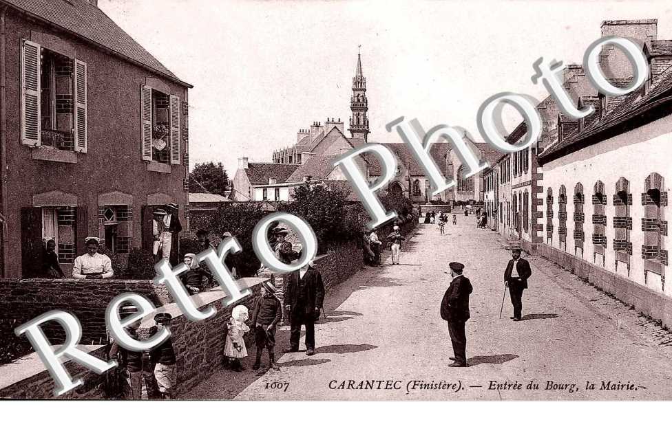 Entrée du bourg, la mairie