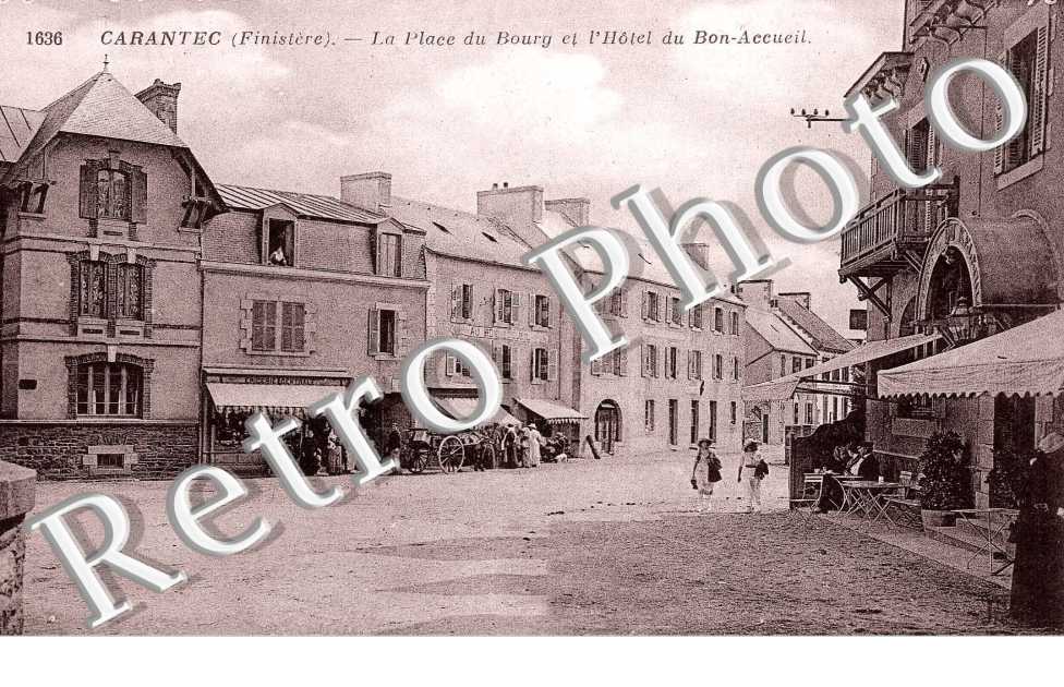 LA PLACE DU BOURG et l'hotel du Bon Accueil