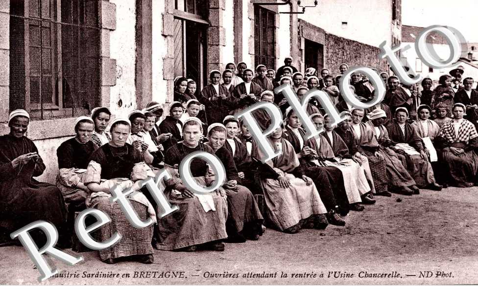 industrie sardiniere, ouvrieres attendant la rentree a l'usine chancerelle
