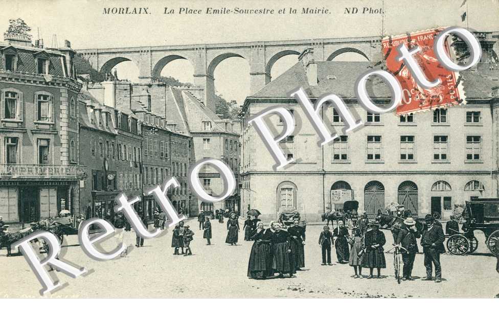la place Emile Souvestre et la mairie