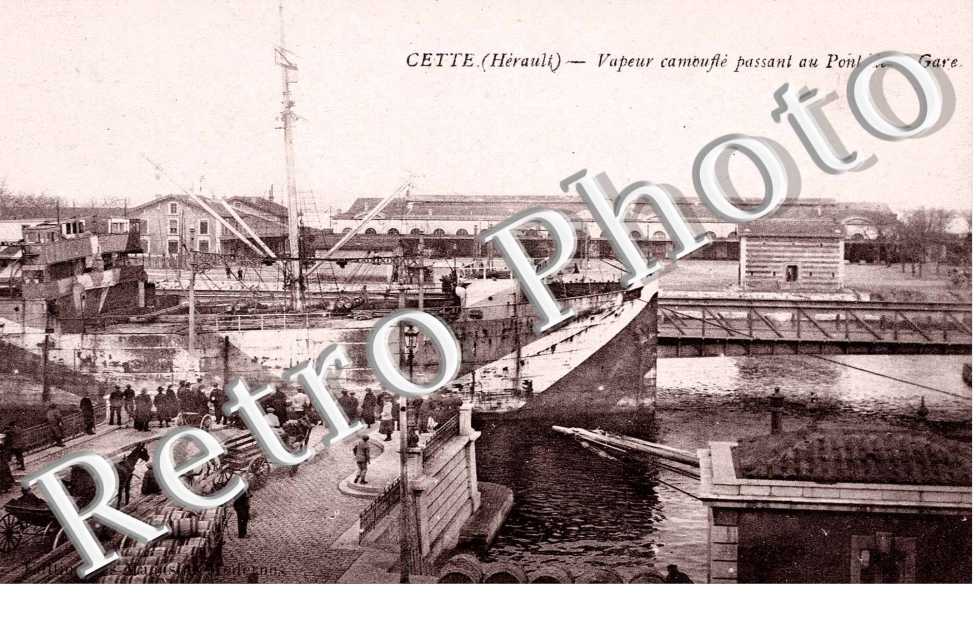Vapeur camoufle passant au pont de la gare