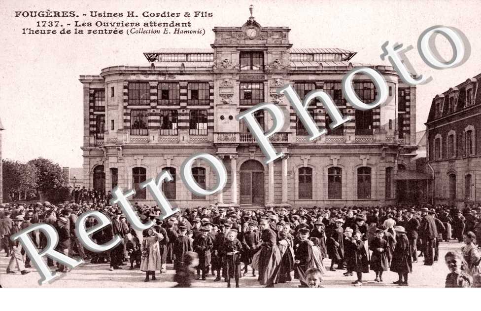 Usines H. Cordier et Fils, ouvriers attendant l'heure de la rentree