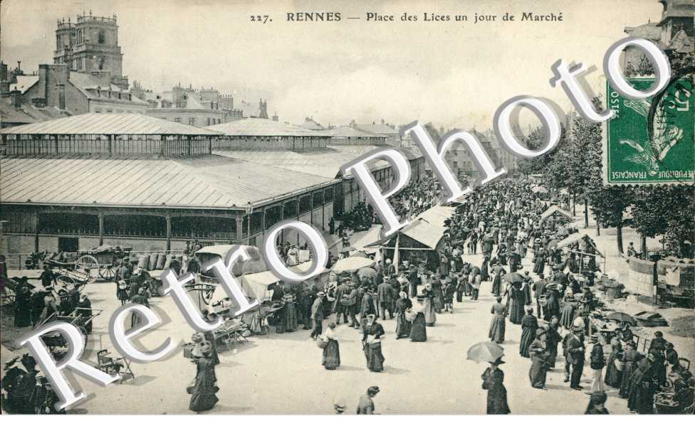 PLACE DES LICES UN JOUR DE MARCHE