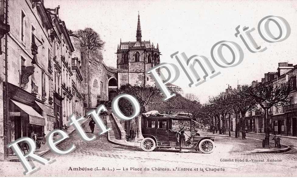 la place du chateau, l'entree et la chapelle