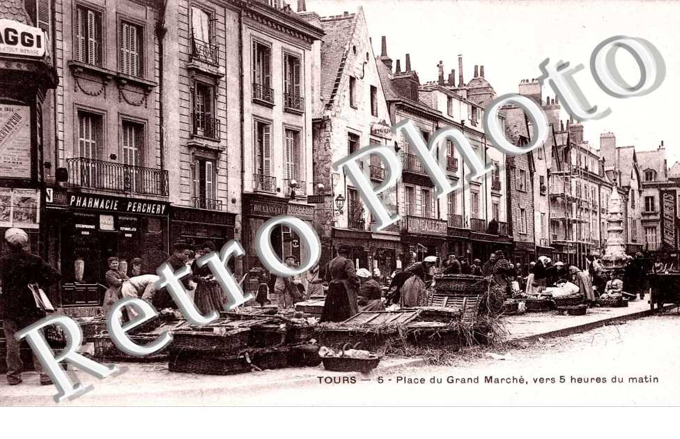 Place du Grand Marché vers 5 heures du Matin. Pharmacie Perchery