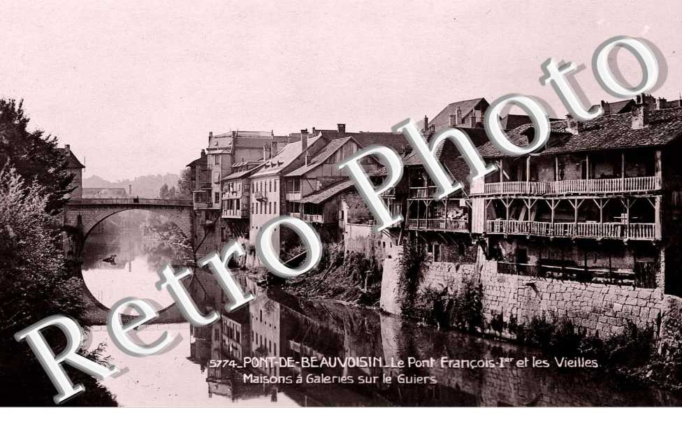 le pont Francois 1er et les vieilles maisons a galeries sur le Guiers