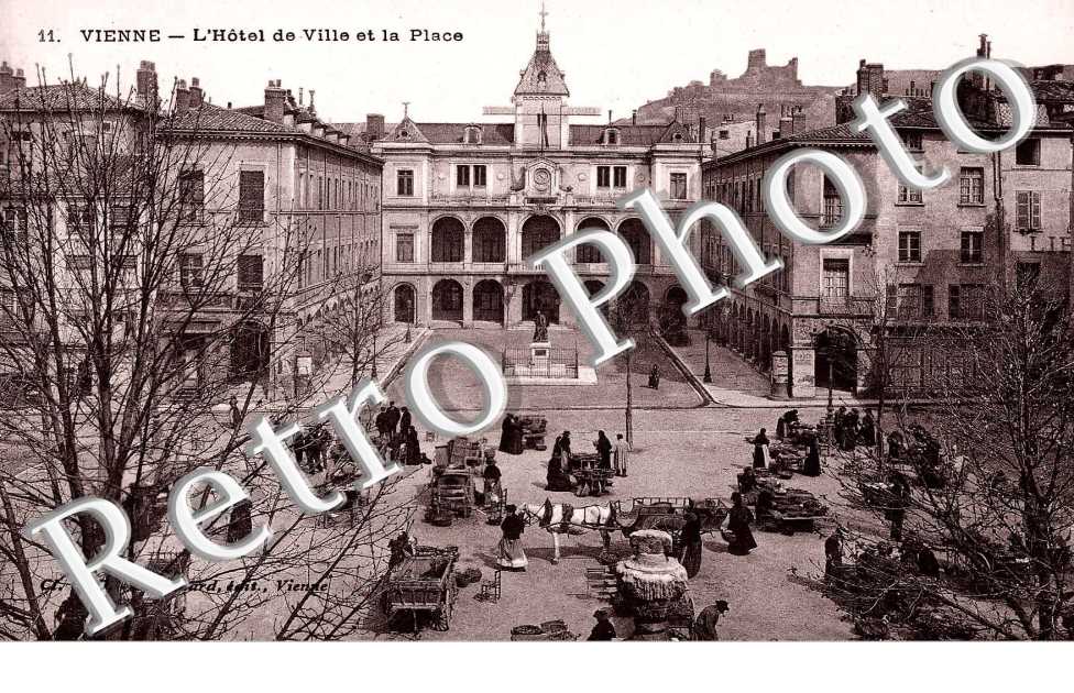 HOTEL DE VILLE ET PLACE