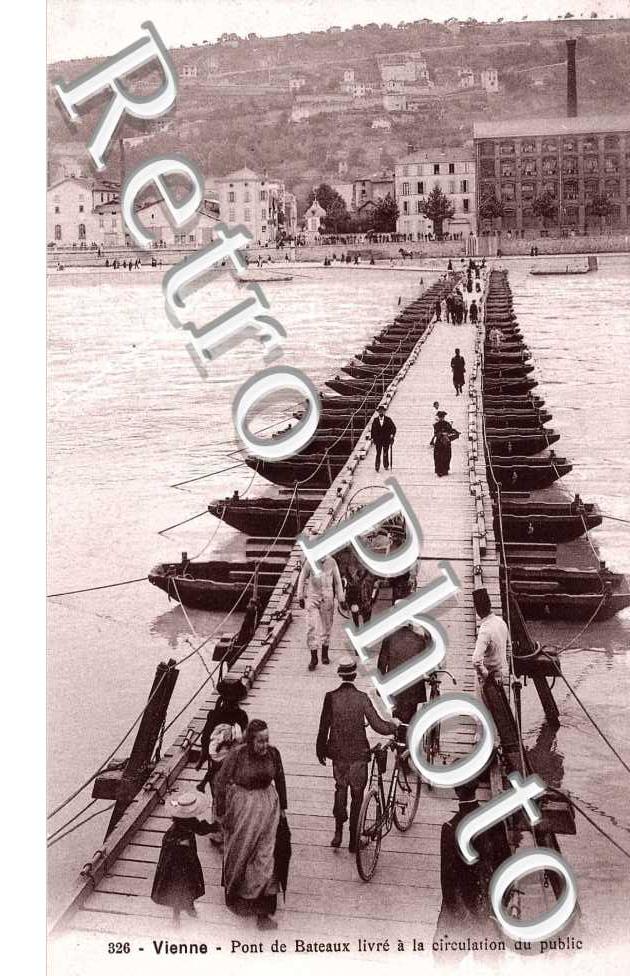 pont de bateaux livre a la circulation du public