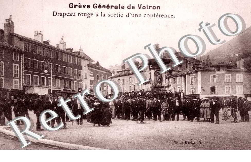 Drapeau Rouge a la Sortie d'une Conference, Greve Generale de Voiron