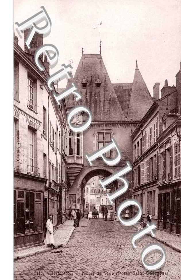 L'Hotel de Ville et  Porte Saint Georges