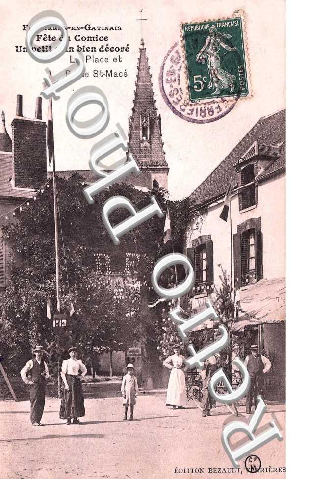 fete du comice, un petite coin bien decore, la place et porte st mace