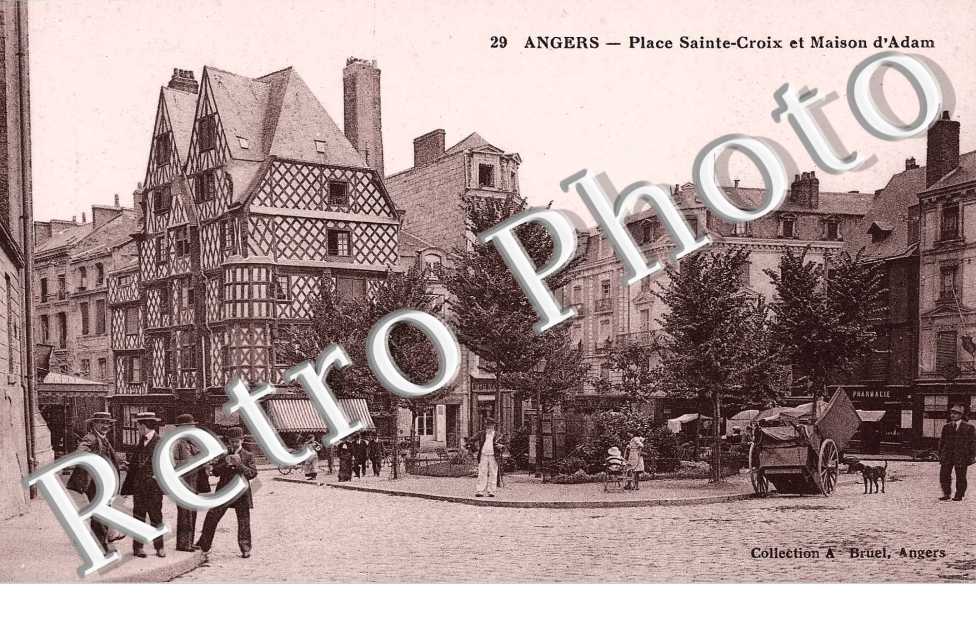 Place Sainte Croix et Maison d'Adam