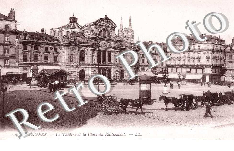 le theatre et la place du Ralliement