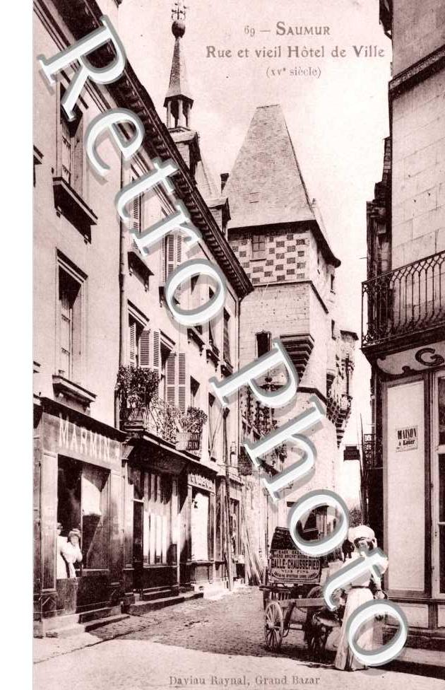Rue et vieil Hotel de Ville