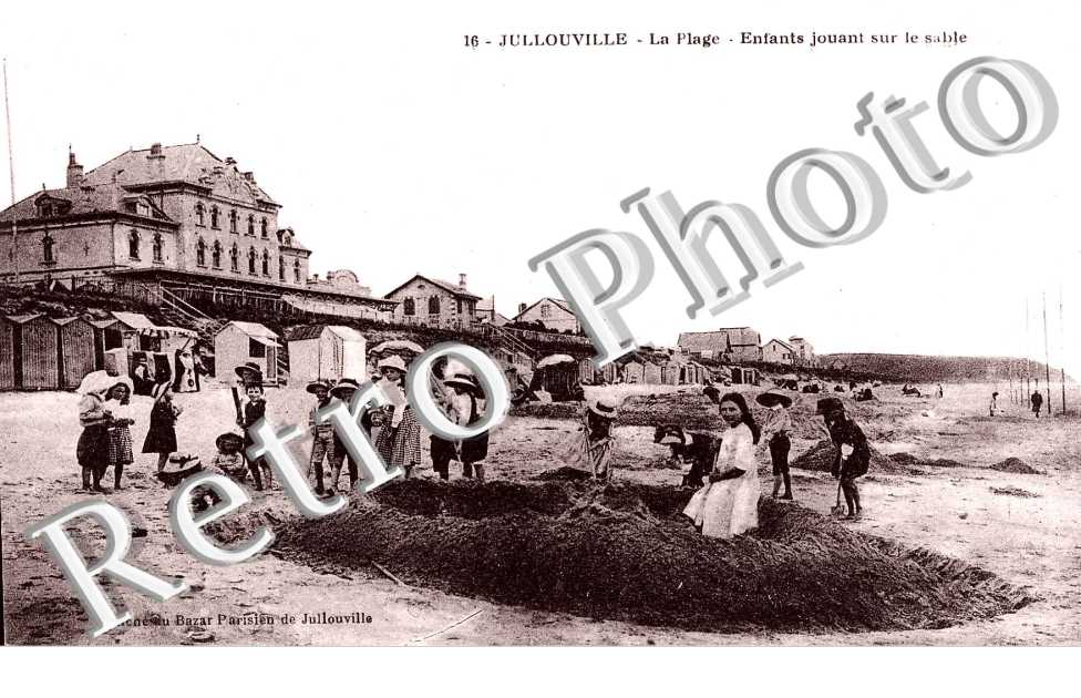 La plage - enfants jouant sur le sable