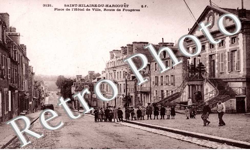 Place de l'Hotel de Ville, Route de Fougeres