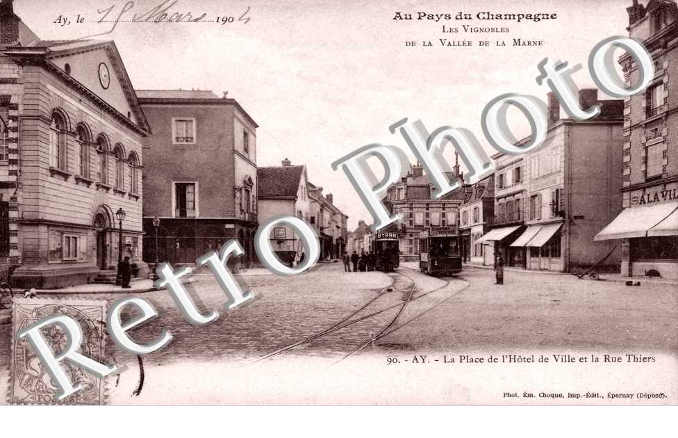 la place de l' hotel de ville et la rue Thiers