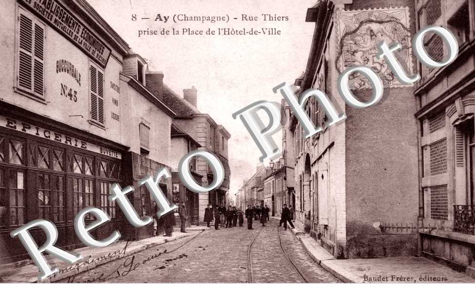 Rue Thiers prise de la Place de l'Hôtel de Ville
