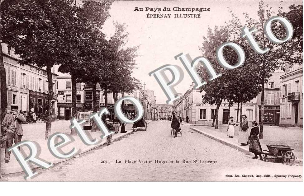 La place Victor Hugo et la rue Saint Laurent