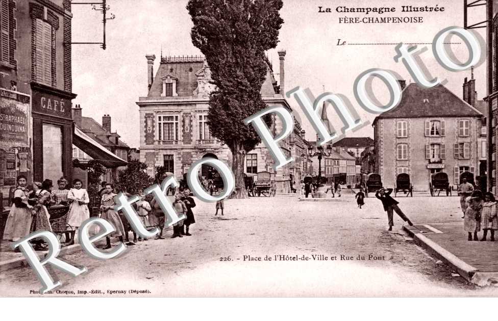 Place de l'hotel de ville et rue du pont