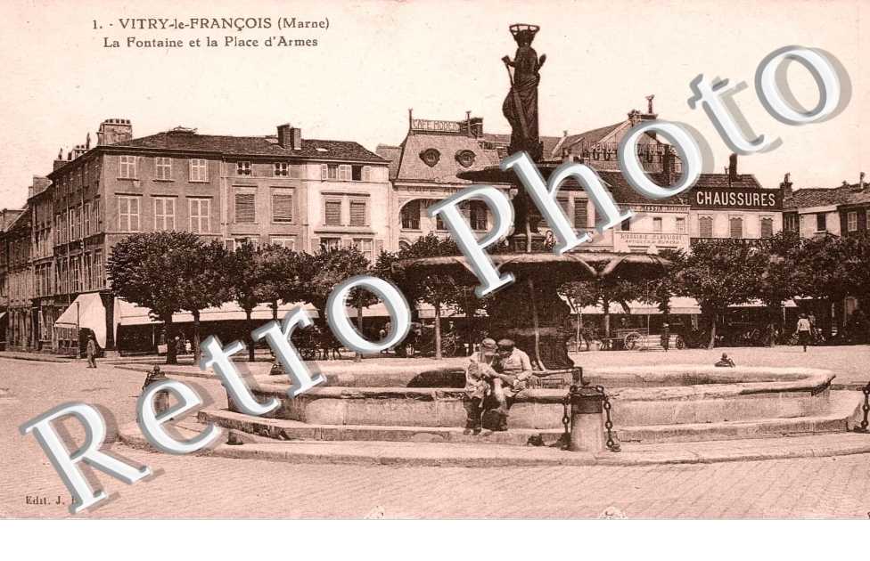 LA FONTAINE ET LA PLACE D'ARMES
