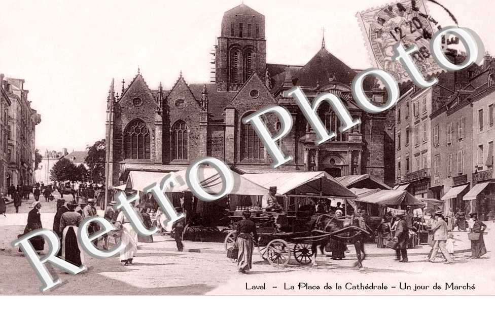 la place de la cathedrale un jour de marche