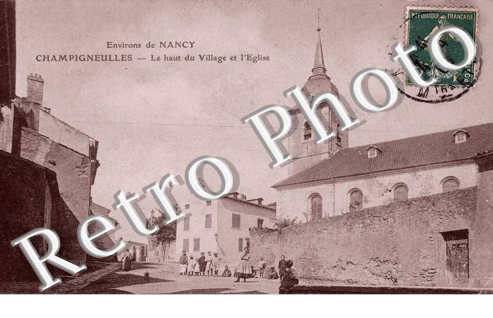 LE HAUT DU VILLAGE ET L'EGLISE
