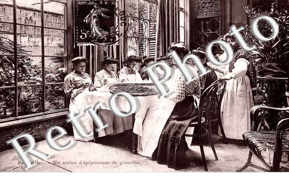 Un atelier d'epepineuses de groseilles