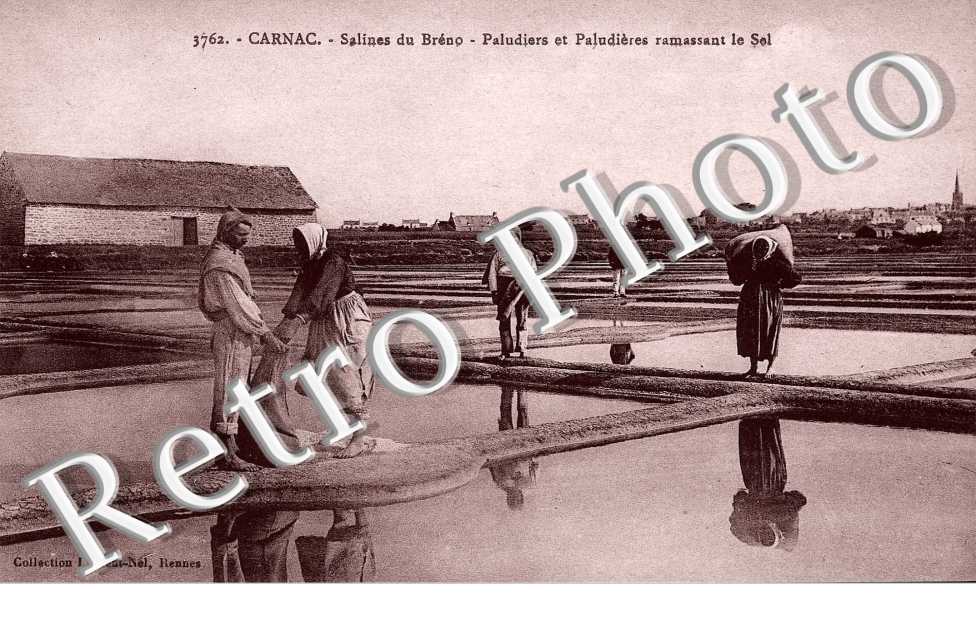 salines de Breno - paludiers et paludieres ramassant le sel