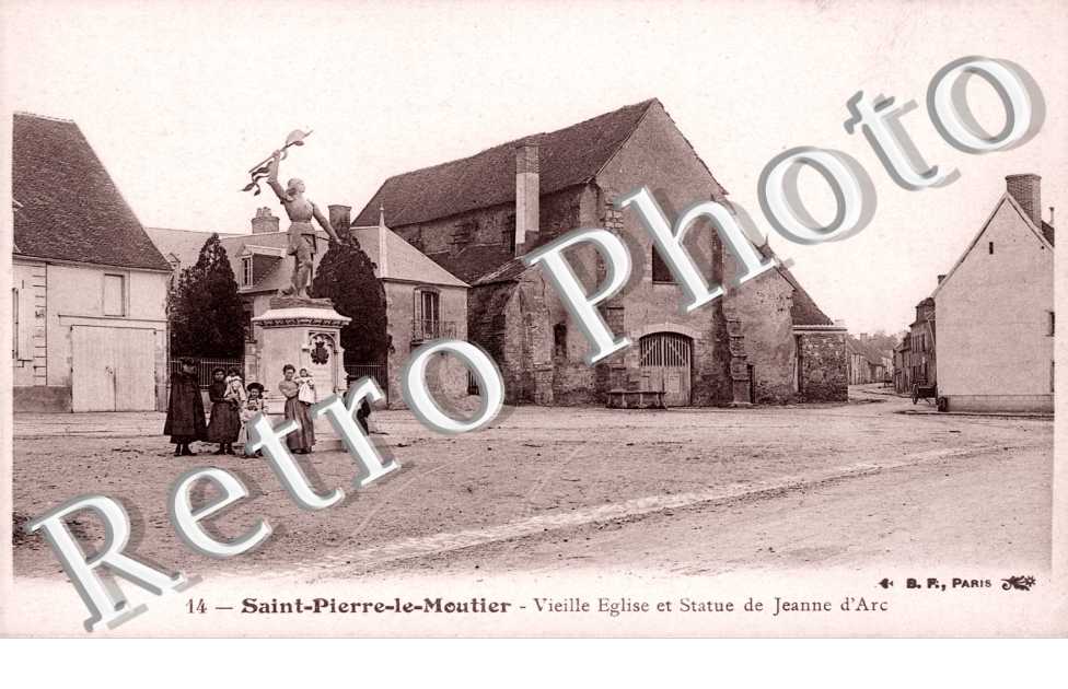 Vieille eglise et statue Jeanne d'Arc