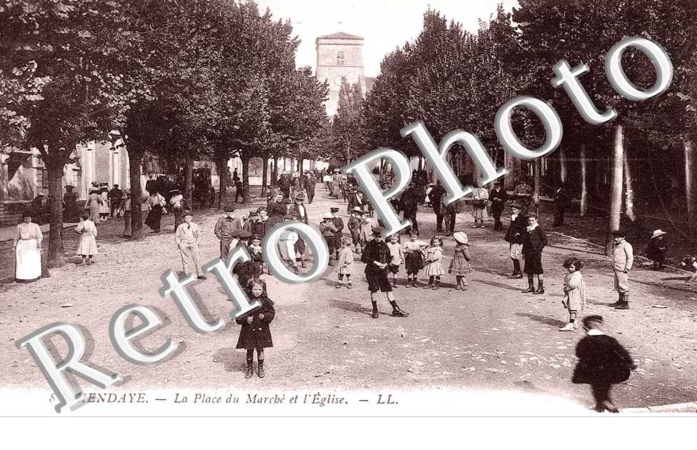 LA PLACE DU MARCHE ET L'EGLISE