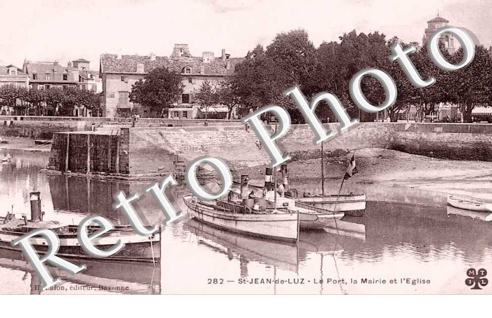 le port, la mairie et l'eglise