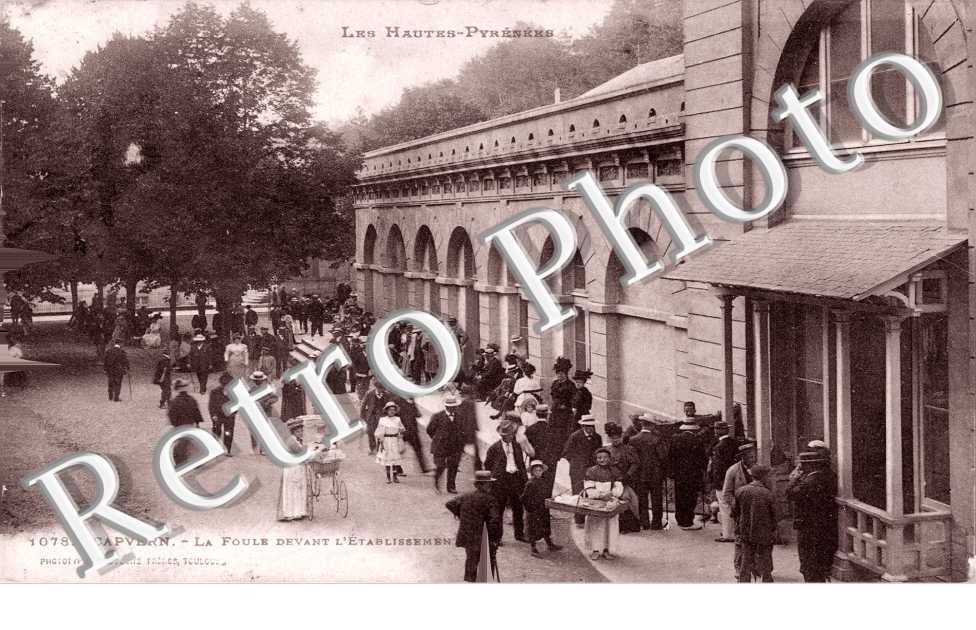 la foule devant l'Etablissement