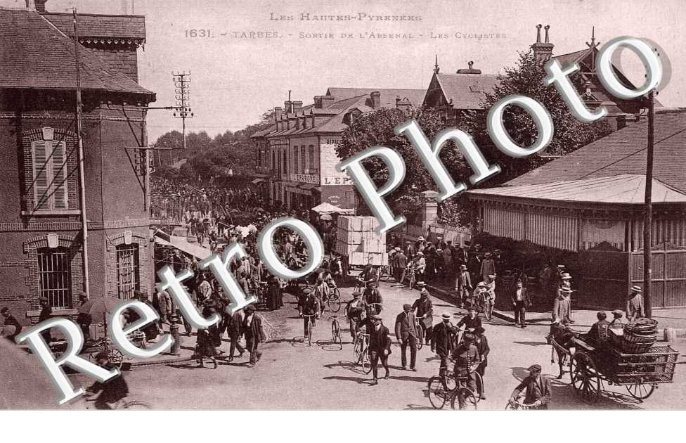 LA SORTIE DE L'ARSENAL- LES CYCLISTES