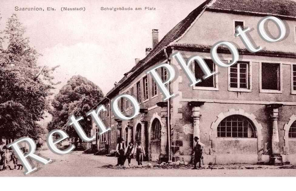 Schulgebäude am Platz