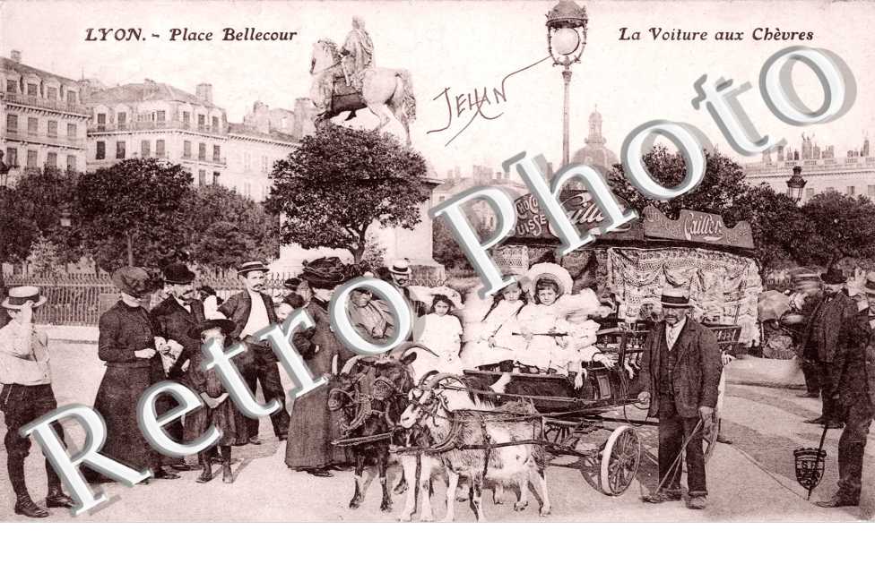 Place Bellecour - Voiture aux Chevres