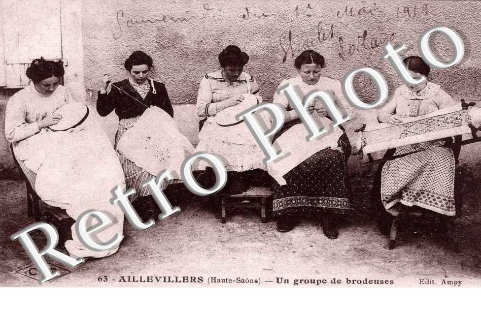 un groupe de brodeuses