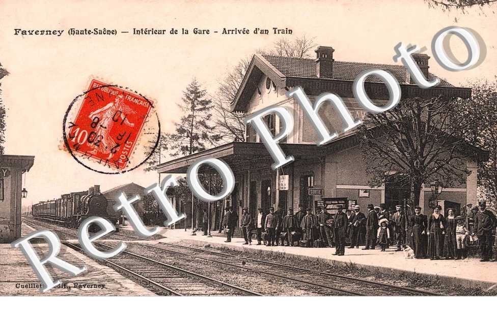 Intérieur de la gare - Arrivée d'un train