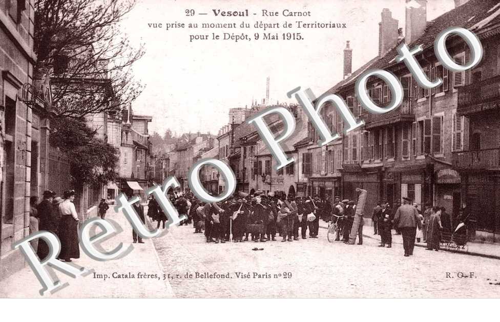 Rue carnot vue prise au moment du depart de Territoriaux pour le Depot - 9 mai 1915