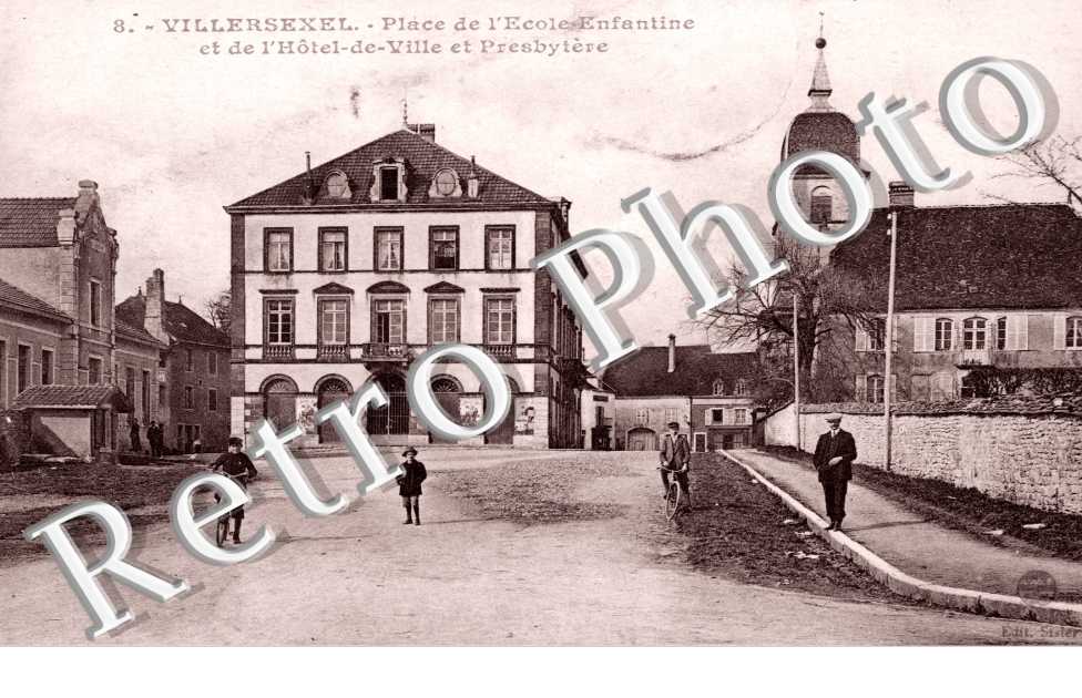 Place de l'ecole enfantine et hotel de ville et presbytere