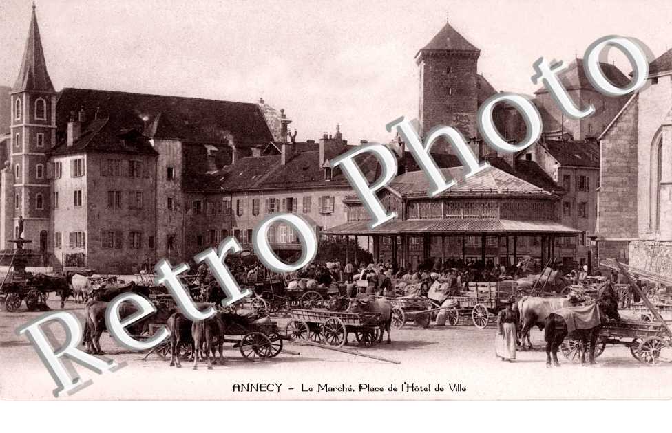 le marche, place de l'hotel de ville