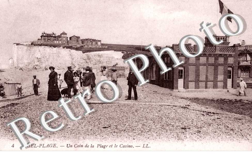 Un coin de la plage ett le casino