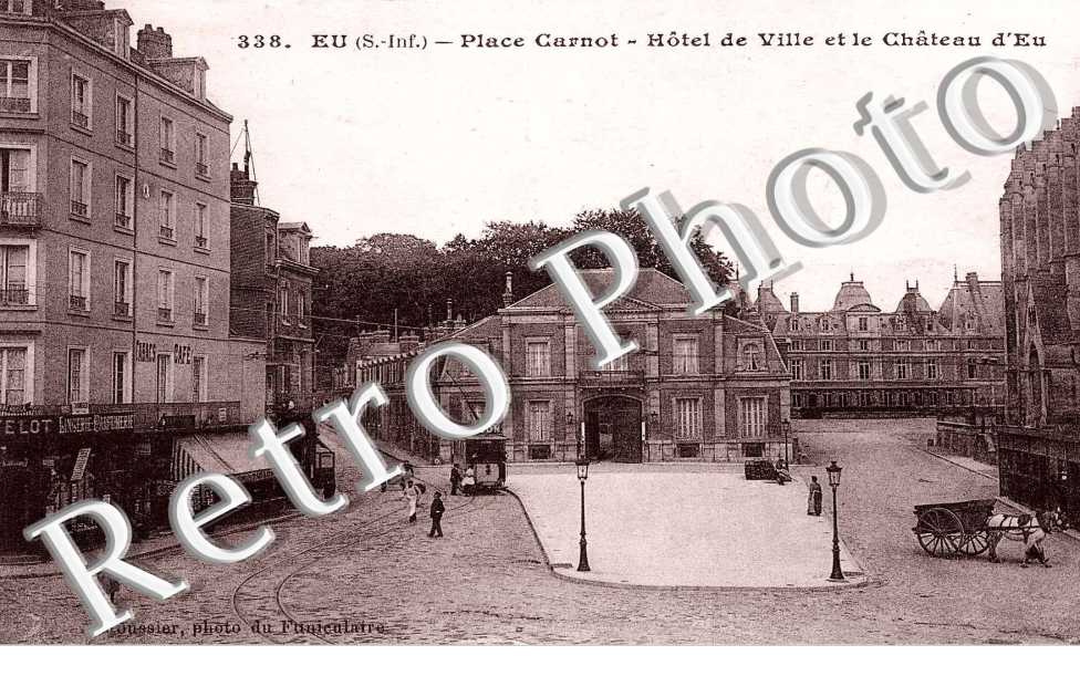place Carnot Hotel de ville et le chateau