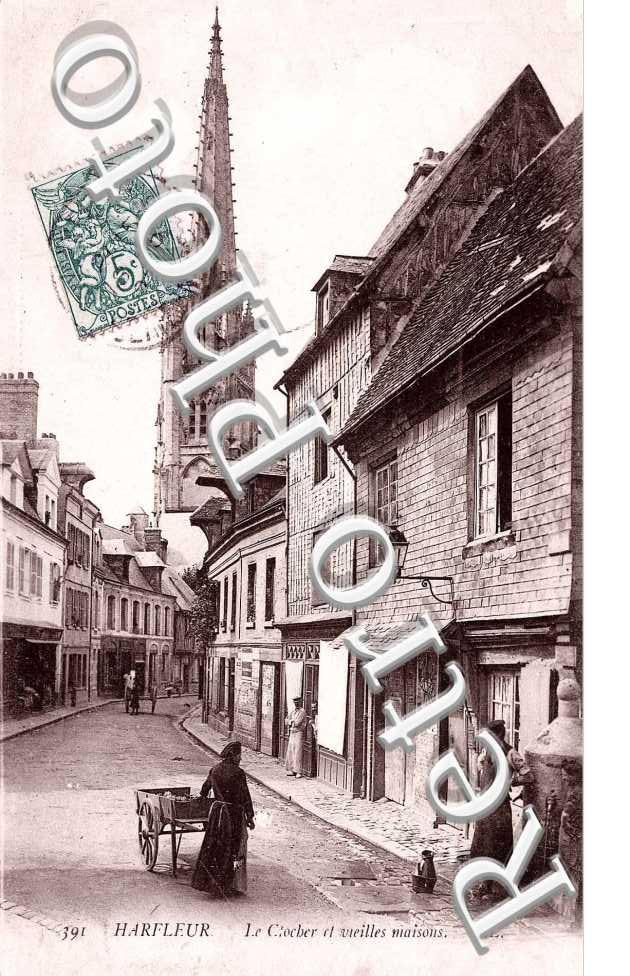 Le clocher et vieilles maisons