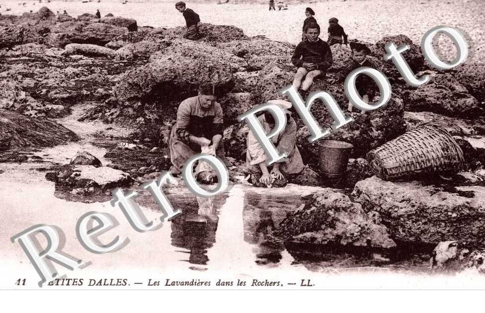 Les Petites Dalles - Les lavandieres dans les rochers