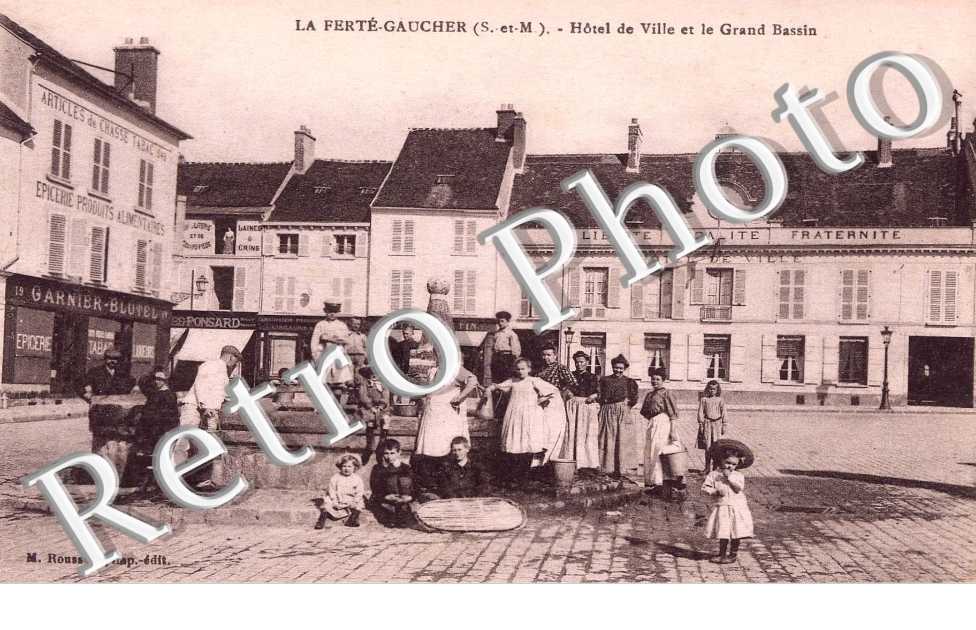 Hotel de ville et grand bassin